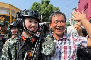 Trực tiếp Đại lễ 30-4 tại TP.HCM: Người dân nồng nhiệt chào đón các đoàn diễu binh, diễu hành 