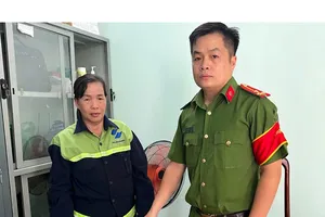 Nữ công nhân vệ sinh nhặt 52 viên đạn của súng quân dụng