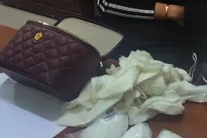 Cô gái đang nhận nửa ký ma túy ở cây xăng thì bị bắt 