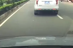 Tài xế taxi ôm CSGT cảm ơn vì giúp đưa bé trai đi cấp cứu kịp thời