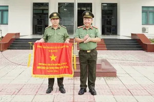 Phòng Tham mưu Công an Bình Thuận đón Cờ thi đua của Chính phủ 