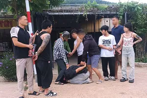 4 người Trung Quốc xịt hơi cay vào mặt tài xế cướp ô tô