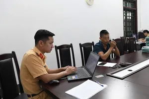 Phát hiện thí sinh sử dụng thiết bị công nghệ gian lận sát hạch lái xe do công an tổ chức
