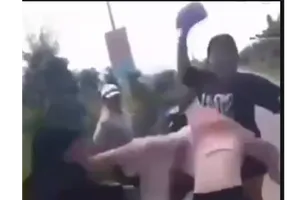 Nhóm phụ nữ vây đánh thiếu nữ giữa đường