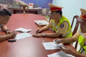 Chủ và tài xế bị phạt 234,5 triệu vì tài xế bị giữ bằng vẫn chở quá 21 hành khách