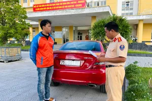 Lái ô tô kéo xe tự chế chạy trên phố để quay TikTok