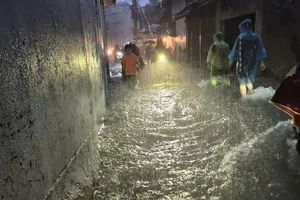 Hà Nội ngập khắp nơi, nhiều sinh hoạt bị ảnh hưởng nghiêm trọng