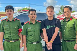 Công an xã đuổi theo xe khách bắt nghi can cướp giật tiệm vàng ở TP.HCM 