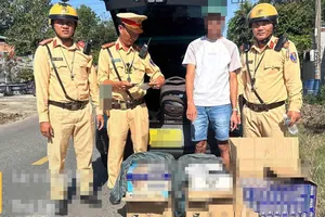 TP.HCM: Cảnh sát giao thông bắt giữ xe taxi chở hàng lậu