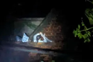 Người dân cầu cứu khắp cõi mạng, có người nói ở trên mái nhà 16 tiếng