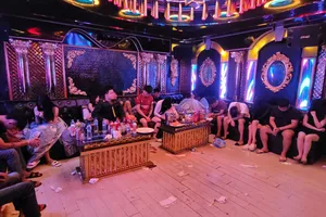 Hơn 300 cảnh sát đột kích 3 quán Karaoke có khách chơi ma túy