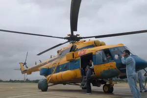 Trực thăng và hàng chục ngàn chiến sĩ cứu hộ người dân vùng lũ