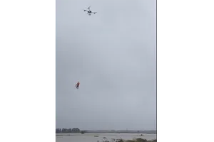 Video drone giải cứu người dân bị kẹt giữa suối