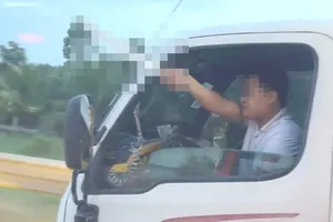 Tài xế xe tải cầm dao hăm dọa người quay clip trên cao tốc