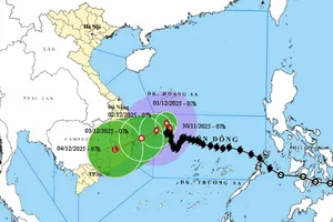Bão số 15 di chuyển rất chậm, gây sóng lớn ven bờ Đà Nẵng – Khánh Hòa
