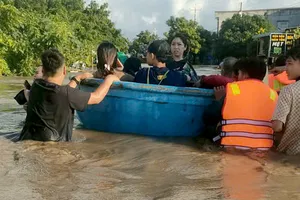 Hồ Lòng Sông xả lũ chưa từng có, hơn 1.000 căn nhà bị ngập sâu
