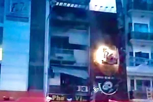 TP.HCM: Cháy quán ăn lúc 4 giờ sáng, cảnh sát dùng xe thang cứu người