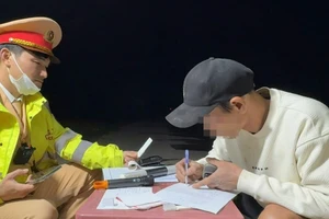 CSGT phát hiện tài xế xe đầu kéo dương tính ma túy, tàng trữ 20 viên nén