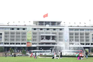 Khách tham quan Dinh Độc Lập đông đúc ngày cuối năm 