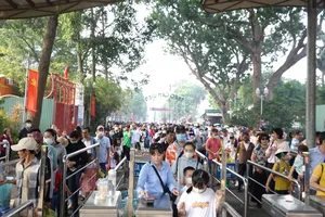 Xếp hàng dài vào Thảo cầm viên Sài Gòn ngày cuối năm. 