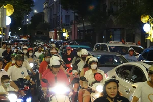 Hàng ngàn người đổ về đón giao thừa, tạo nên khung cảnh kẹt xe, chen chúc ở trung tâm Thành phố