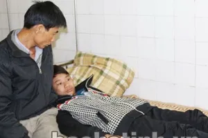 Tạm đình chỉ thầy giáo tát học trò thủng màng nhĩ 