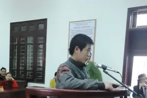 Dụ bé gái xem phim sex trên điện thoại rồi hiếp dâm