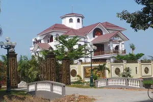 Từ dinh thự khủng đến bản kê khai tài sản khổng lồ