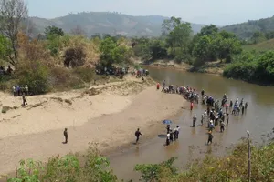 Phát hiện thi thể 5 em học sinh mất tích chết vùi trong cát