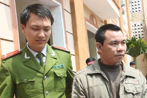 Mất mạng vì “chọc giận” người đang đốt xe “dạy vợ“