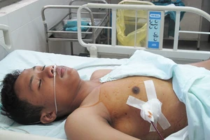 Học sinh cầm dao xông vào lớp đâm trọng thương bạn học