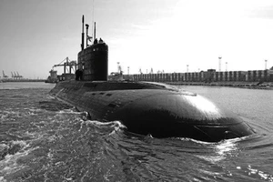 Tàu ngầm Kilo TP.HCM đã về đến vịnh Cam Ranh