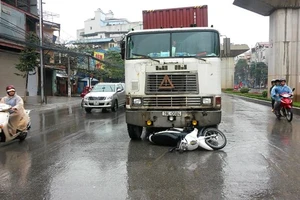 Tạm giữ hình sự tài xế container tông và kéo lê CSGT 200m