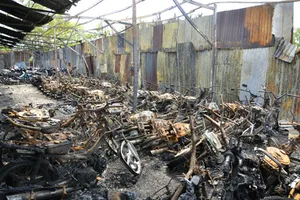 Camera ghi lại được nghi can đốt rác gây cháy 300 xe máy