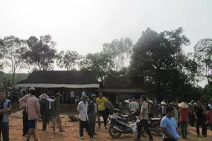 Vì sao người dân bắt công an, đốt xe cán bộ xã?