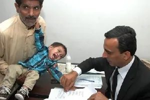 Bé 9 tháng tuổi bị cáo buộc tội giết người ra tòa với bình sữa trên tay