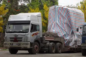 Xe trăm tấn bất động “chọc tức” lực lượng chức năng