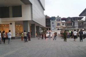 Hai mẹ con thiếu phụ trẻ rơi từ tầng 11 xuống đất tử vong tại chỗ