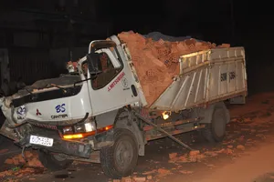 Xe tải húc đuôi container làm 1 người chết, 2 người nguy kịch