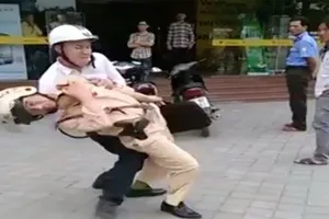 Vụ CSGT bị đánh: Vì sao người dân đứng nhìn?