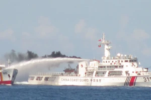 Tường trình từ Hoàng Sa ngày 12-5: Tàu TQ hung hăng tấn công vòi rồng, tàu VN mưu trí đáp trả thích đáng