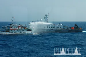 Chùm ảnh mới nhất: Tận mắt chứng kiến tàu Trung Quốc húc tàu Cảnh sát biển Việt Nam