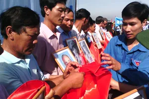 Trao tặng ảnh Bác Hồ, đại tướng Võ Nguyên Giáp cho ngư dân bám biển