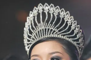 Hoa hậu xin trả vương miện Triệu Thị Hà: “Giữa khuya cũng bị gọi đi tiếp khách”