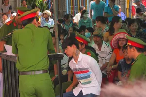 Bị cáo “đâm đũa mù hai mắt bạn nhậu” tự đập đầu rồi im như thóc trước tòa 