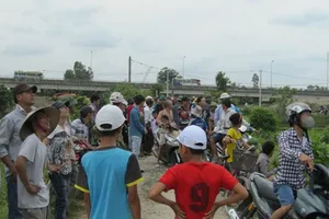 Em bé chăn vịt bàng hoàng phát hiện thi thể cháy đen trên cột điện