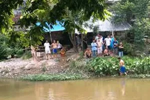 Đang ngồi hóng mát, phát hiện thi thể cụ bà trôi trên sông