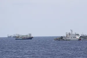 Tàu Trung Quốc co cụm, chuyện gì đây?