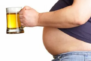 Tại sao uống bia, bụng quý ông lại to?