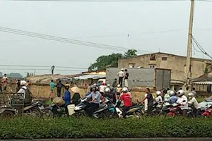 Điện phóng chết người đàn ông đứng trên nóc ô tô